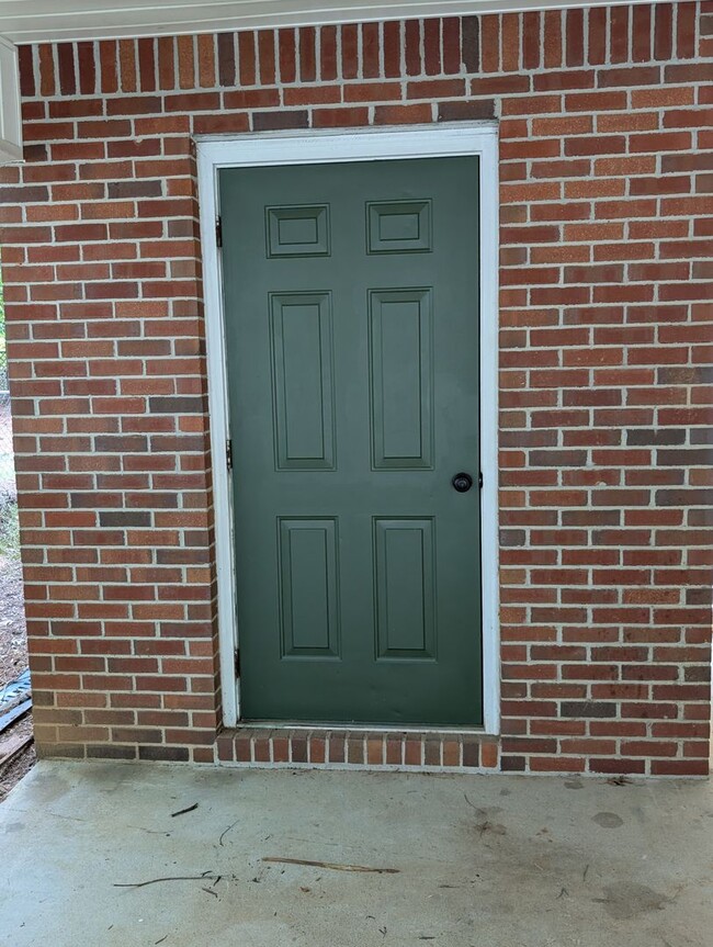 Building Photo - 866 Hollins Rd