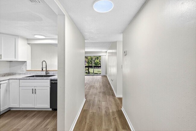 Foto del edificio - 6308 Newtown Cir