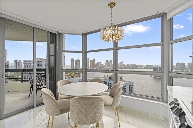 Foto del edificio - 3500 Mystic Pointe Dr