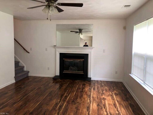 Building Photo - 1709 Emerald Sea Dr