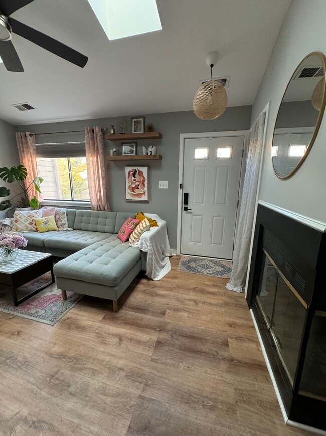 Building Photo - 23 Hawthorne Ct NE