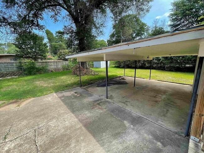 Foto del edificio - Coming Soon!!! 3 beds, 2 baths, 2 living a...