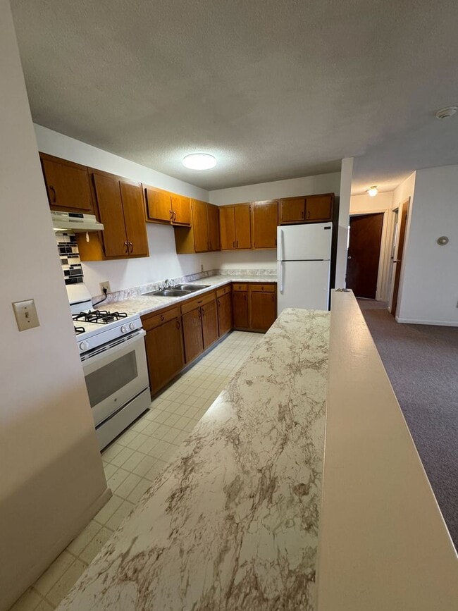 Interior Photo - 382-384 River St