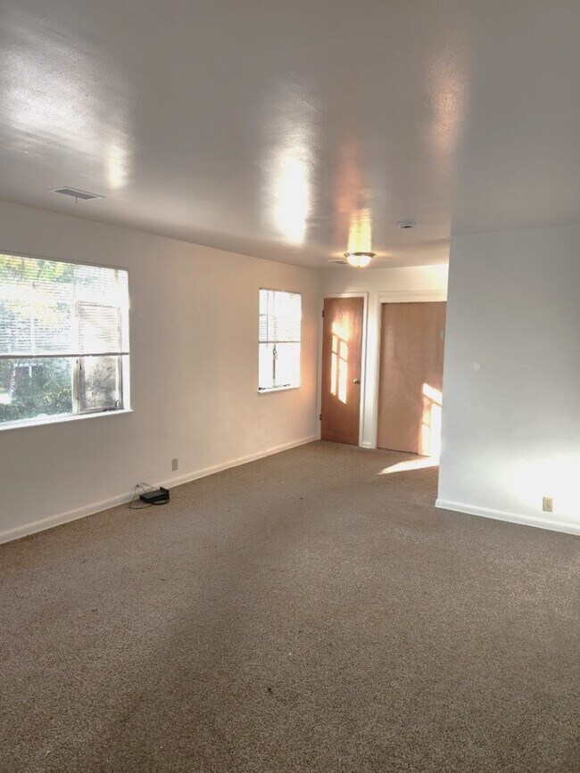 Building Photo - Come Home to this delightful sunlit Bungal...