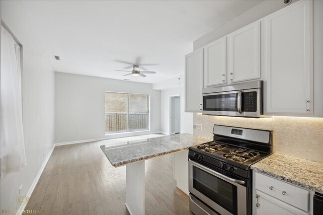 Building Photo - 405 E Oakwood Blvd