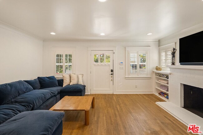 Building Photo - 6031 Mesa Ave