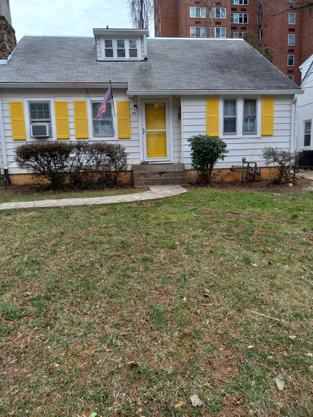 Photo - 514 Valley Rd 6 bdrm / 3 bath MINS WALK TO SOUTH LAWN AND UVA HOSPITAL