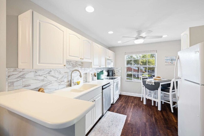 Foto del edificio - BEAUTIFUL COACH HOME AT WINDSOR PLACE IN B...