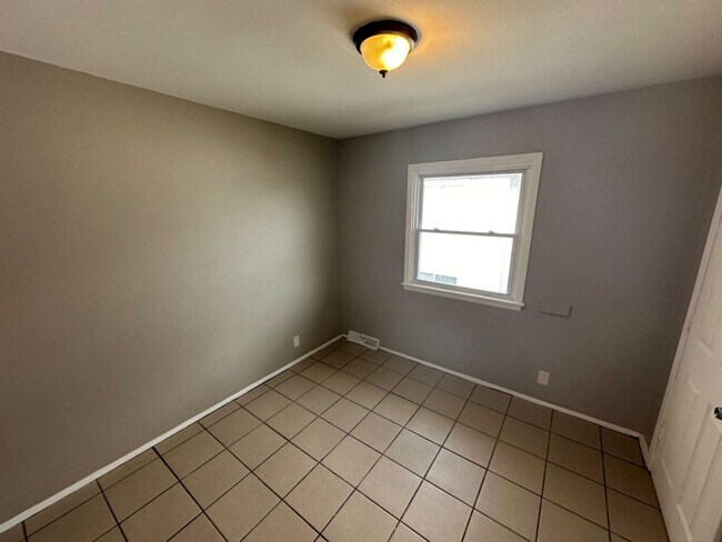 Foto del edificio - 5736-5738 N 99th St. (Duplex)
