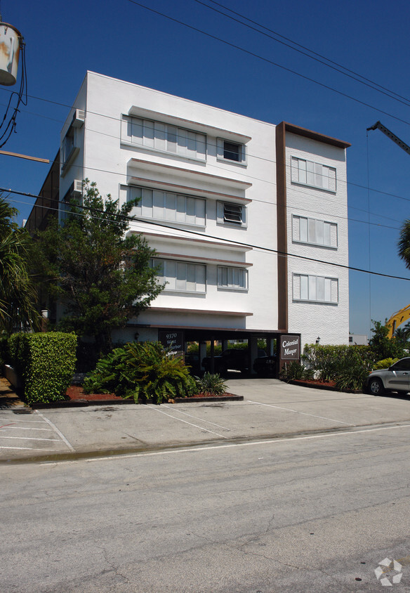 Building Photo - Colonial Manor