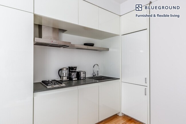 Foto del edificio - 70 W 45th St