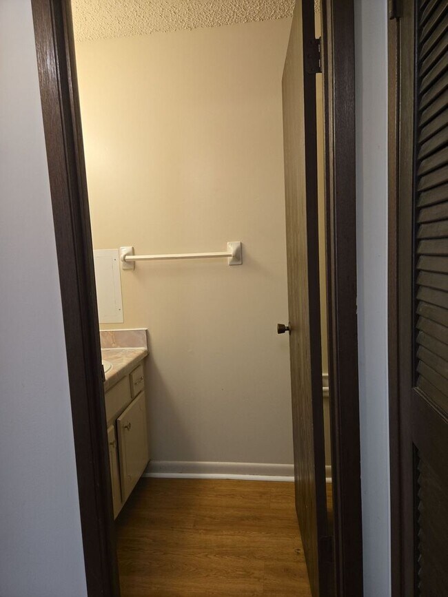Building Photo - 1 Bedroom, 1.5 Bath Townhouse