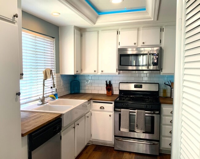 Building Photo - 955 E 3rd St