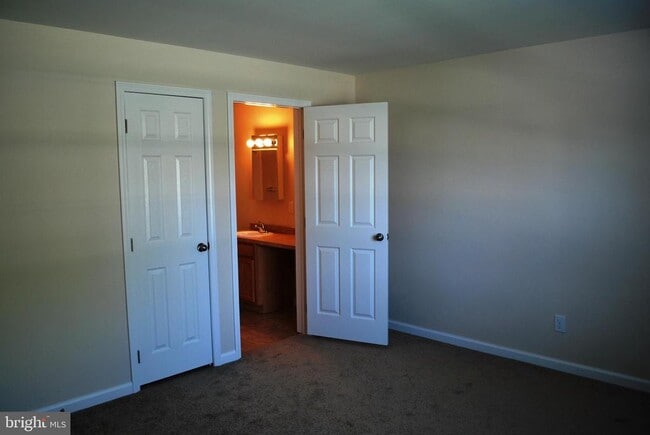 Building Photo - 306 Oakwood Ave