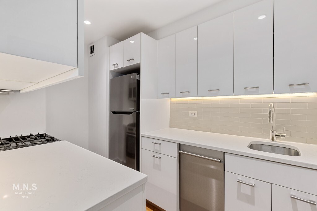 Foto principal - 230 East 44th Street