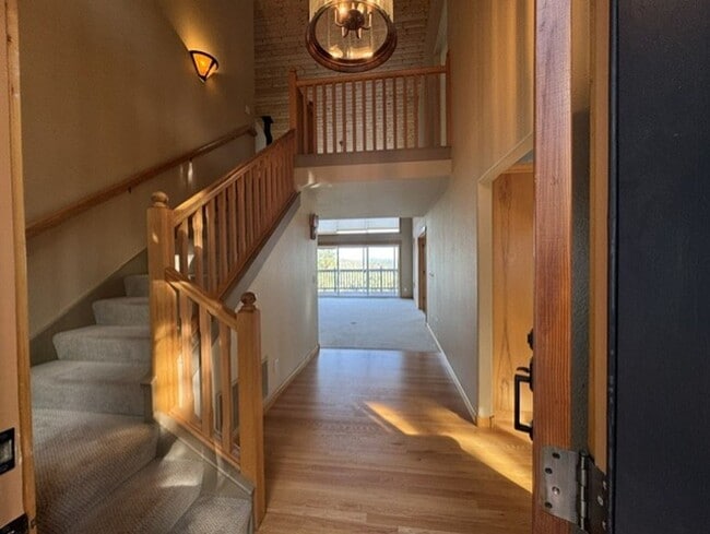 Building Photo - West Side location with amazing mountain views