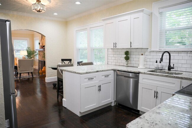 Foto del edificio - FURNISHED LUXURY 3 Br 3 Ba RENTAL NEAR DOW...