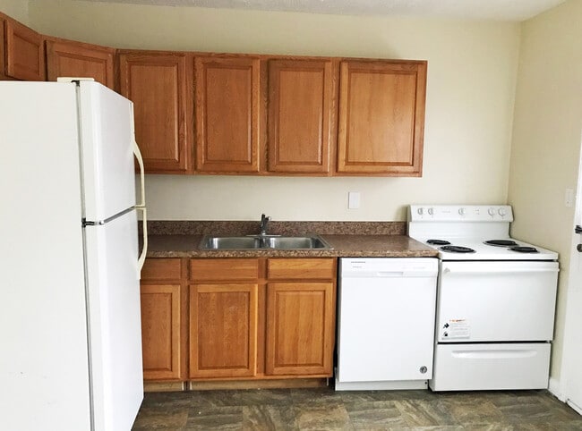 Building Photo - Nice 3 BR Home! Off-Street Parking, W/D Hookups, Fenced Yard, Utility Room, Pets Ok!