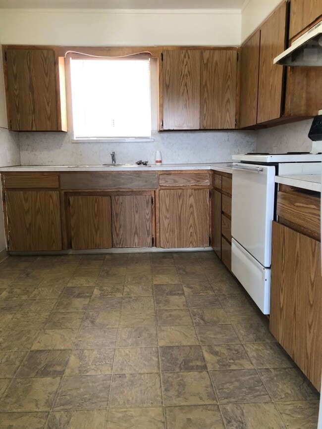 Building Photo - UPSTAIRS END UNIT 2 BED 1 BATH PET FRIENDL...