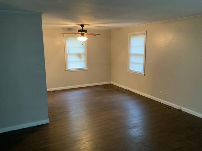 Building Photo - 3 bedroom 1 bath brick house off of farrow rd