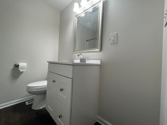 Foto del edificio - AVAILABLE TO SHOW!