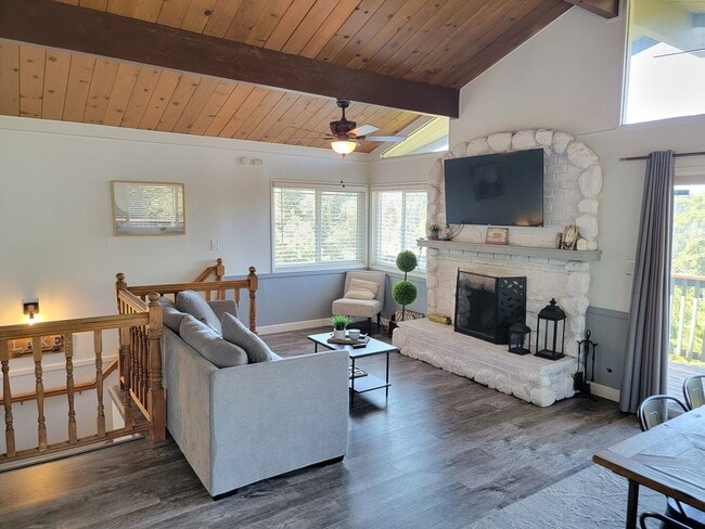 Building Photo - Beautiful Home