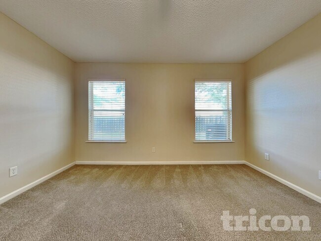 Foto del edificio - 7134 Beekman Lake Dr