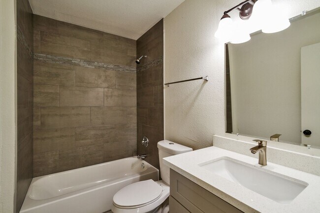 Foto del edificio - Huge Yard backing the 60.  5 Bed 3 Bath house at ASU