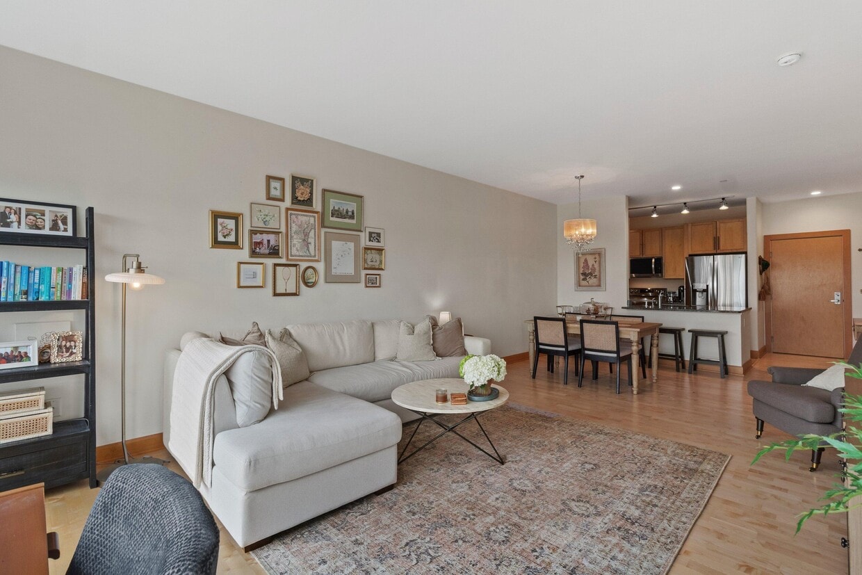 Primary Photo - 1550 E Royall Pl