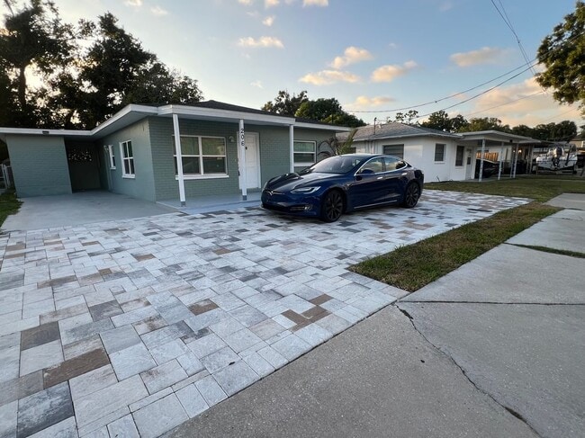 Building Photo - 206 N Himes Ave