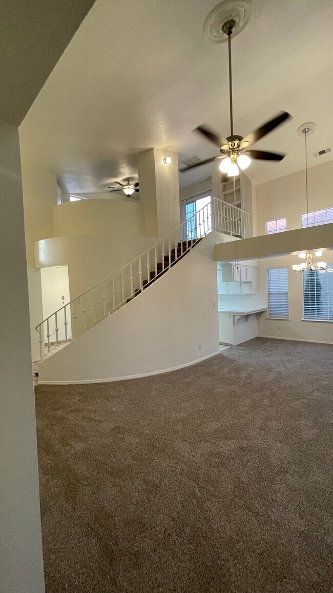 Foto del edificio - 645 E Champlain Dr