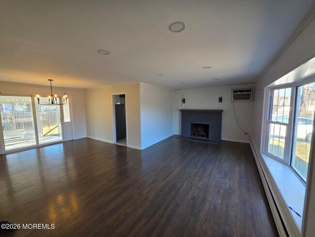 Building Photo - 6 4th St