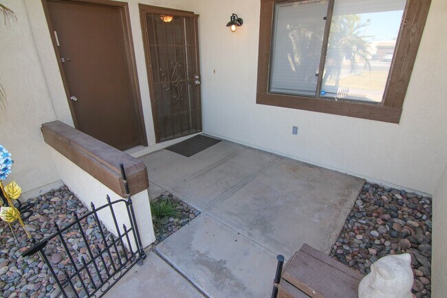 Building Photo - FULLY FURNISHED!