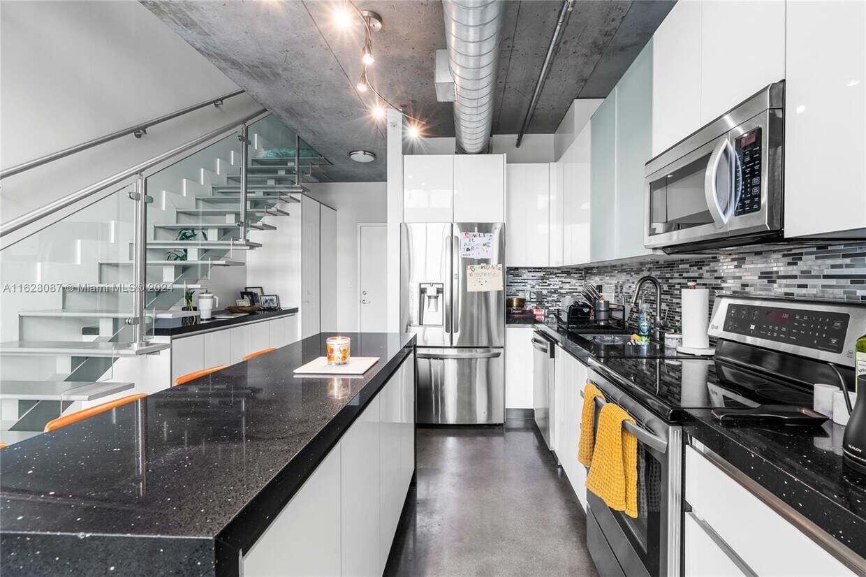 Foto principal - 690 SW 1st Ct