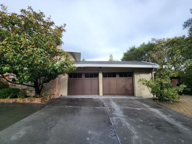 Building Photo - Charming Single Family Home Located in Hil...