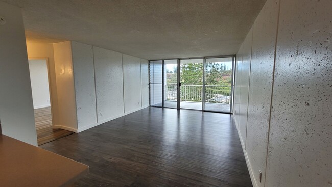 Building Photo - Spacious 2-Bedroom, 1-Bath in Cathedral Point