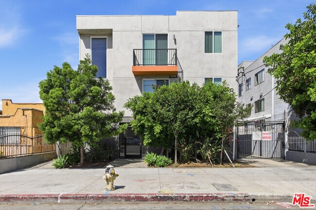 Foto del edificio - 8827 Van Nuys Blvd