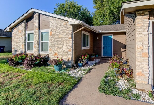 Foto del edificio - Recently renovated, move-in ready 3/2 home...