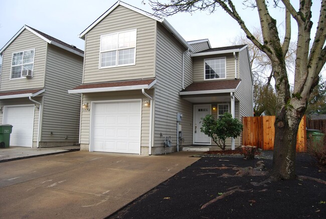 Building Photo - 3 Bedroom 2.5 Bath Town Home Dundee OR