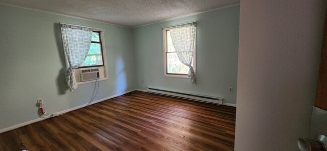 Building Photo - 320 S Silver Ln