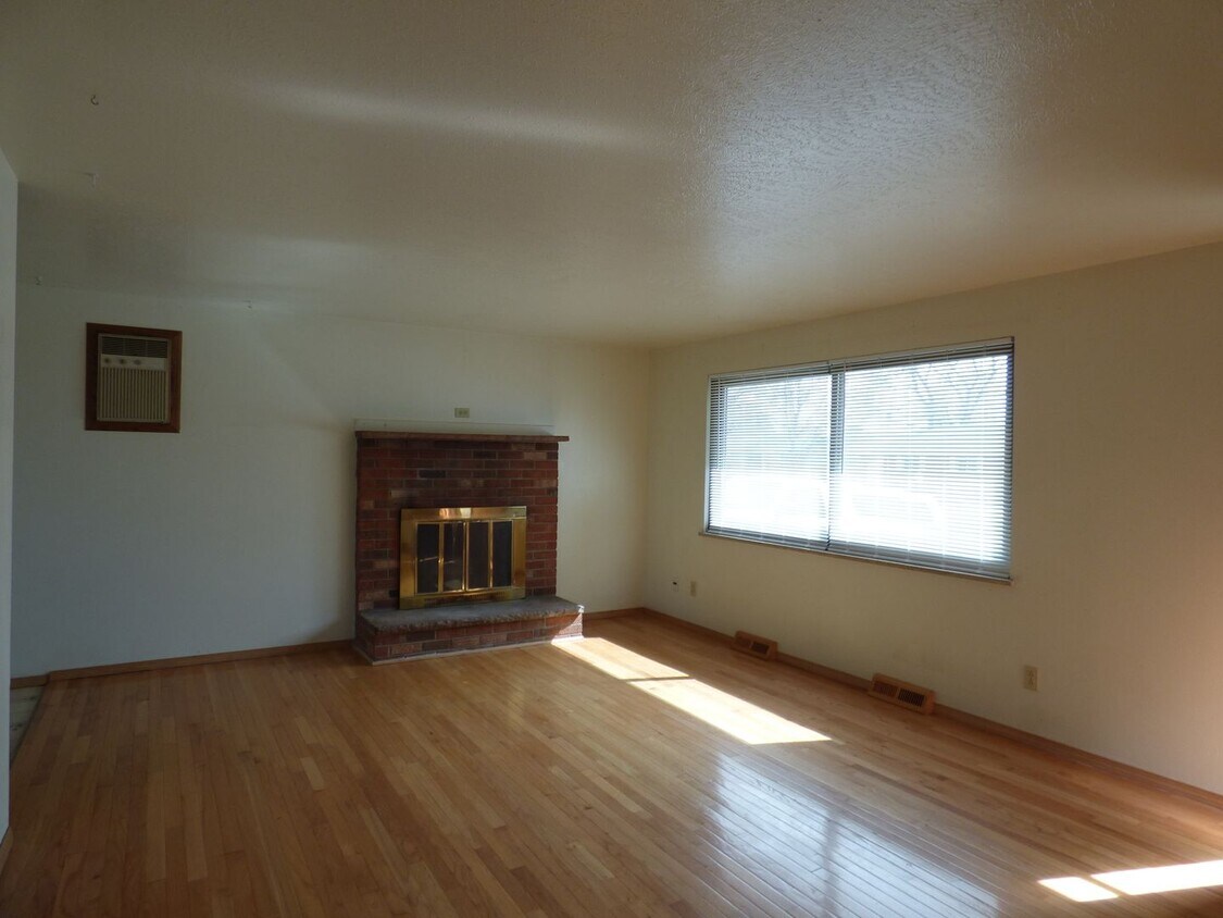 Primary Photo - Adorable 3 bedroom, 1 bath in Longmont Est...