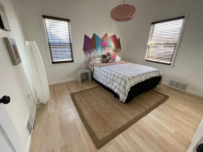 Building Photo - 2 bedroom/1 bathroom MUST SEE! Unique Design