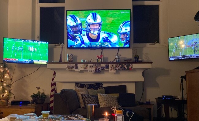 3 TVs in living room! - 137 Palm Dr