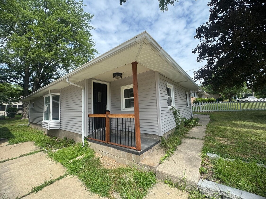 Primary Photo - 3 Bedroom House in East Moline