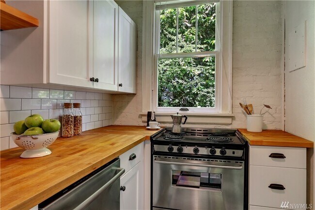 kitchen - 1508 10th Ave E