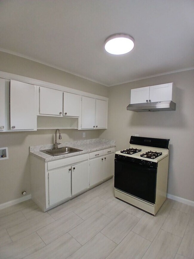 Foto del edificio - Beautifully Renovated 2 bedroom apartment ...