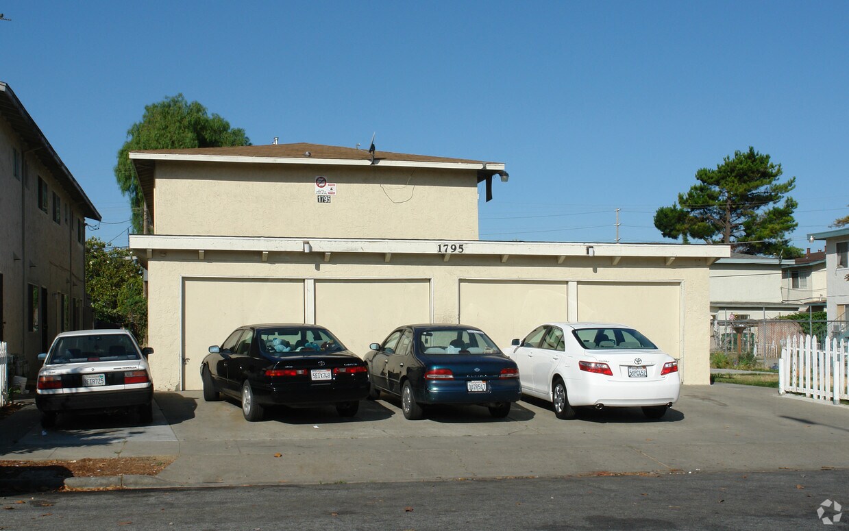 Building Photo - 1795 Rock Spring Dr