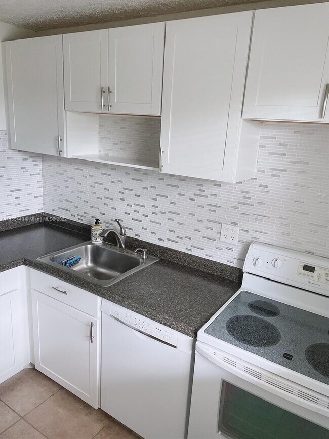 Building Photo - 220 SW 9th Ave