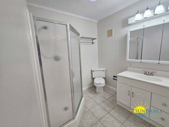 Building Photo - Quaint One bedroom Unit in the heart of De...