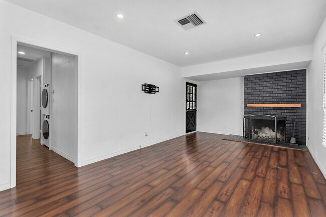Foto del edificio - 5125 Canoga Ave